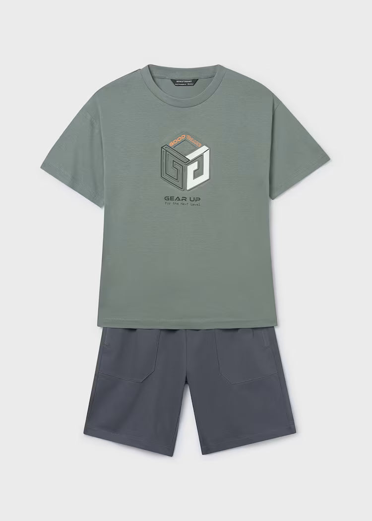 Conjunto bermuda e t-shirt relevo rapaz