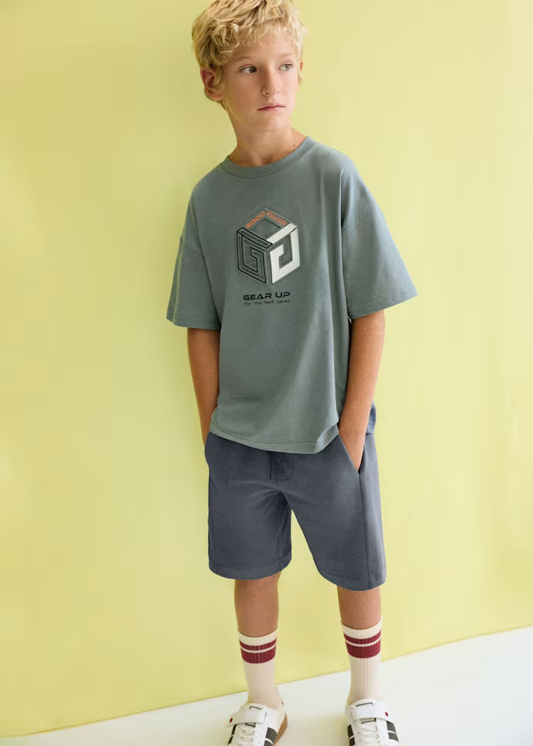 Conjunto bermuda e t-shirt relevo rapaz